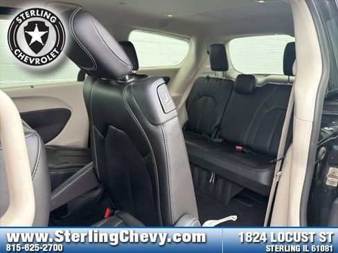 Used 2023 Chrysler Pacifica Touring-L FWD image 26