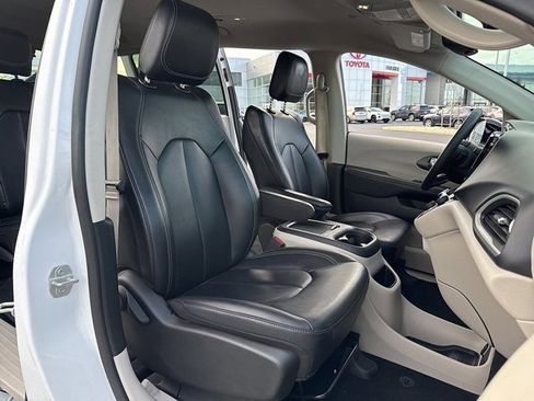 Used 2024 Chrysler Pacifica Touring-L image 17