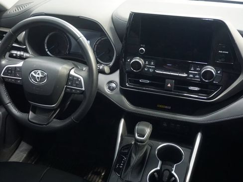 Used 2023 Toyota Highlander XLE AWD/4WD image 28