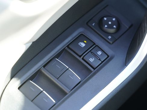 Used 2022 Toyota RAV4 XLE Premium image 16