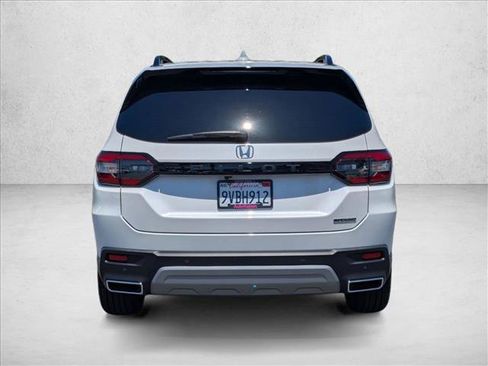 Used 2025 Honda Pilot Touring image 7