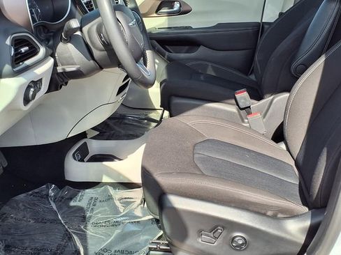 Used 2024 Chrysler Voyager LX FWD image 18