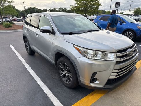 Used 2019 Toyota Highlander LE FWD image 1