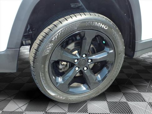 Certified 2023 Jeep Grand Cherokee Limited w/ Black Appearance Package AWD/4WD image 30