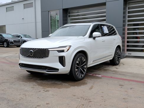 Used 2025 Volvo XC90 B6 Plus image 5