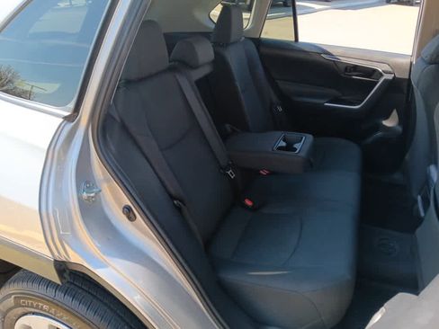 Used 2021 Toyota RAV4 LE AWD/4WD image 15