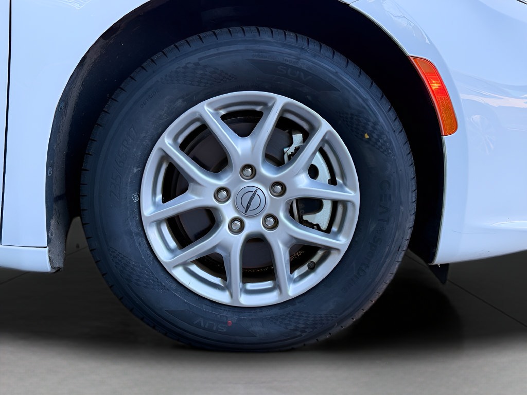 Used 2025 Chrysler Pacifica Select FWD image 16