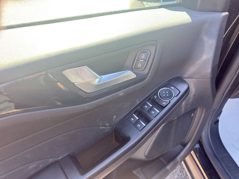 Used 2025 Ford Escape ST-Line Select AWD/4WD image 9