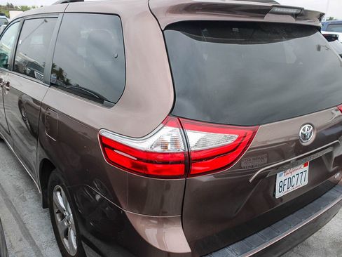Used 2018 Toyota Sienna LE w/ Carpet Mat Package FWD image 11