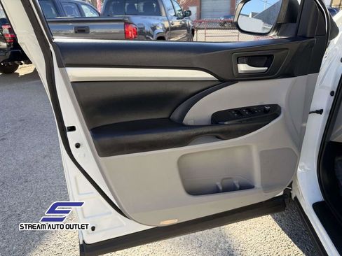 Used 2019 Toyota Highlander XLE image 32