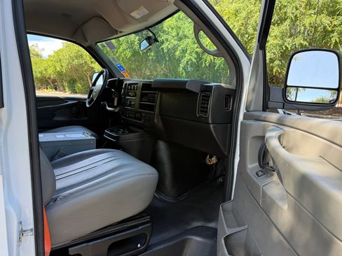 Used 2015 Chevrolet Express 2500 RWD image 11