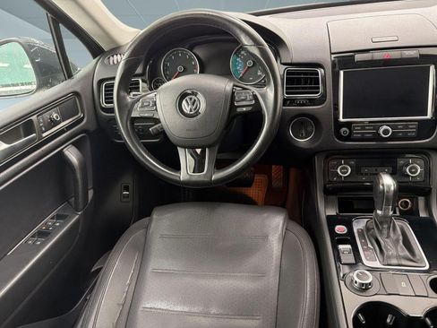 Used 2014 Volkswagen Touareg Sport AWD/4WD image 25