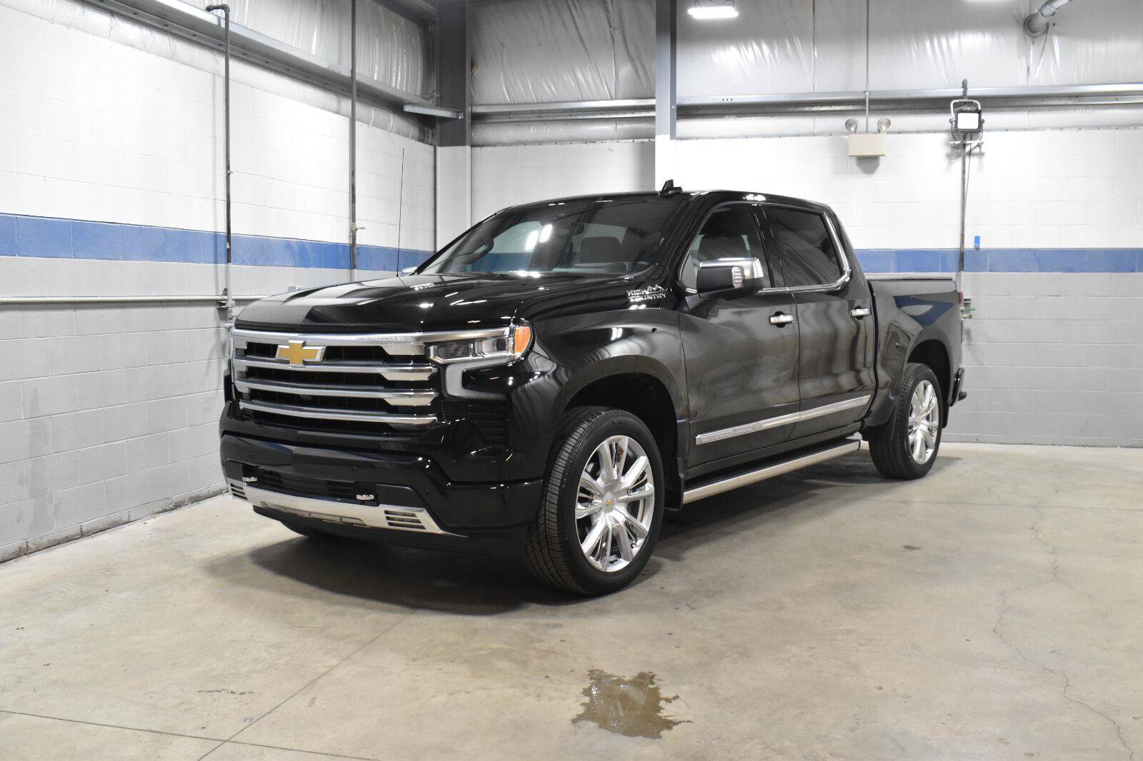 Used 2026 Chevrolet Silverado 1500 High Country w/ Technology Package AWD/4WD image 2