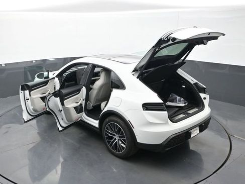 Certified 2025 Porsche Macan Electric RWD image 28