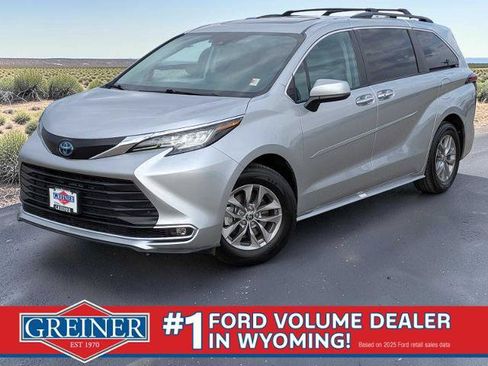 Used 2022 Toyota Sienna XLE AWD/4WD image 1