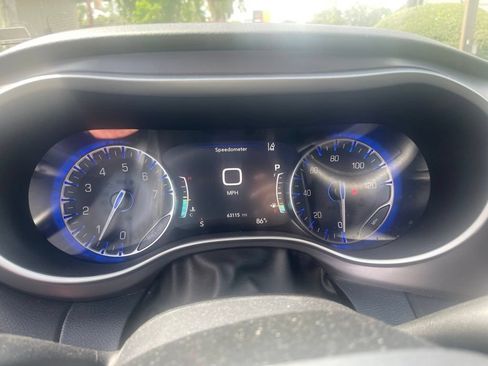 Used 2025 Chrysler Pacifica Select FWD image 11
