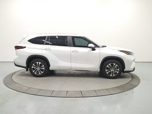 Used 2024 Toyota Highlander XLE AWD/4WD image 9