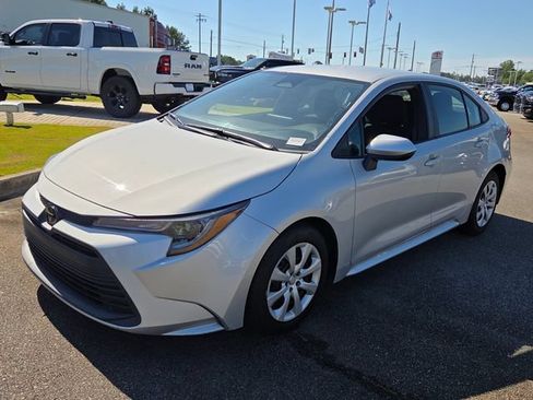 Used 2023 Toyota Corolla LE FWD image 3