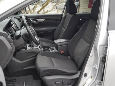 Used 2019 Nissan Rogue SV w/ Premium Package image 3