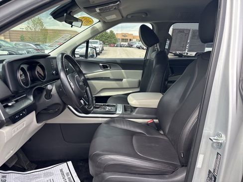 Used 2023 Kia Carnival LX FWD image 12