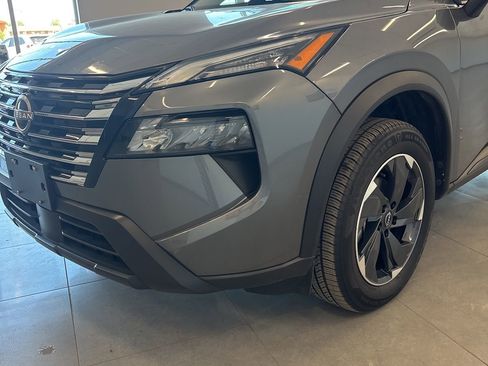 Used 2024 Nissan Rogue SV image 3