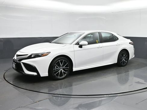 Used 2023 Toyota Camry SE image 3