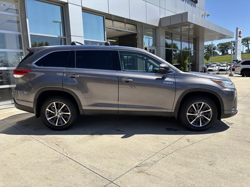 Used 2019 Toyota Highlander XLE AWD/4WD image 10