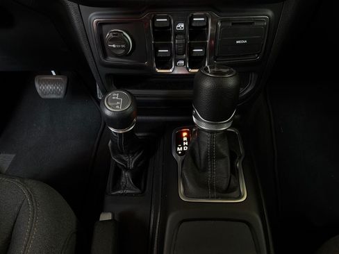 Used 2025 Jeep Wrangler Unlimited Sport AWD/4WD image 19