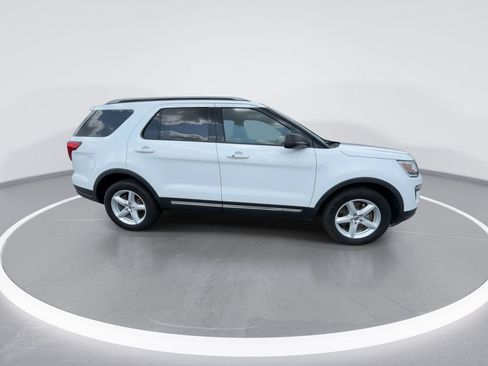 Used 2018 Ford Explorer XLT FWD image 9