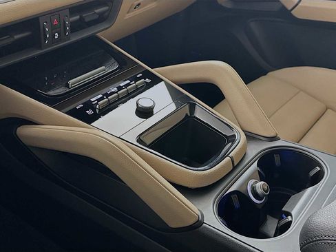 Certified 2025 Porsche Cayenne image 19
