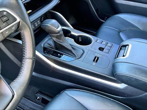 Used 2023 Toyota Highlander XLE image 18