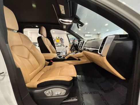Used 2017 Porsche Cayenne Platinum Edition w/ Premium Package (PJV) image 21