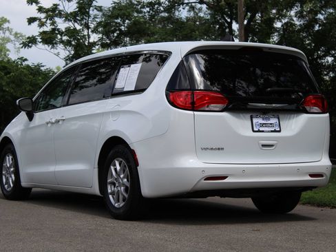 Used 2023 Chrysler Voyager LX FWD image 6