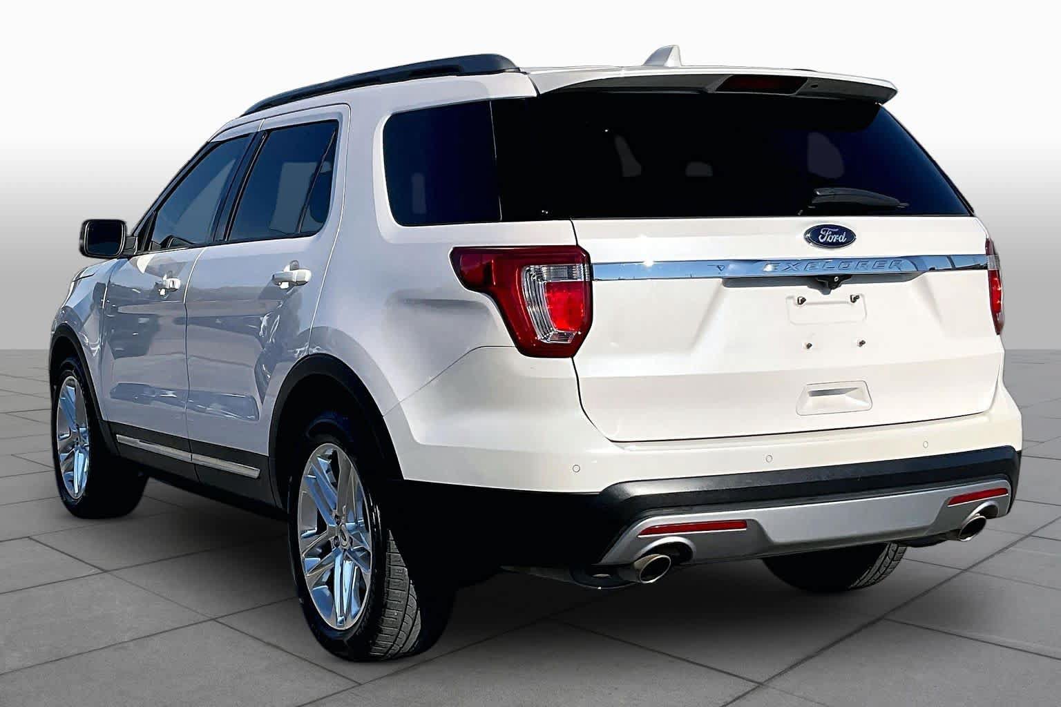 Used 2017 Ford Explorer XLT w/ Equipment Group 202A FWD image 11