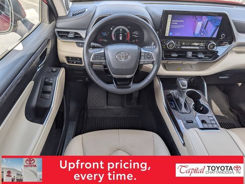 Used 2023 Toyota Highlander Limited FWD image 13