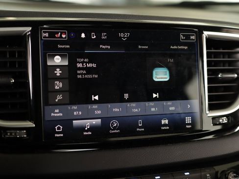 Used 2024 Chrysler Pacifica Touring-L image 12