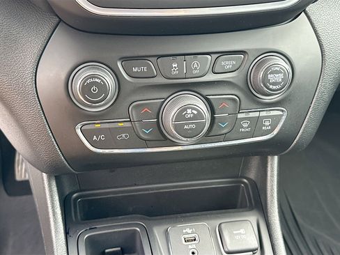 Used 2022 Jeep Cherokee Latitude Lux w/ Mopar Interior Package FWD image 15
