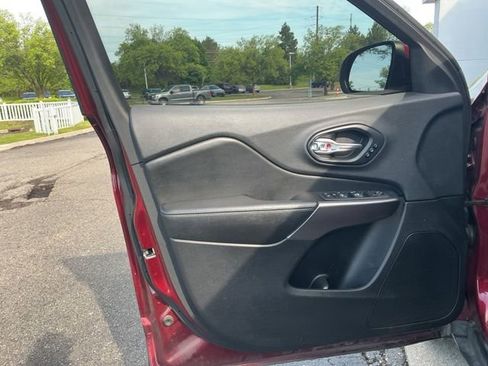 Used 2019 Jeep Cherokee Limited FWD image 10