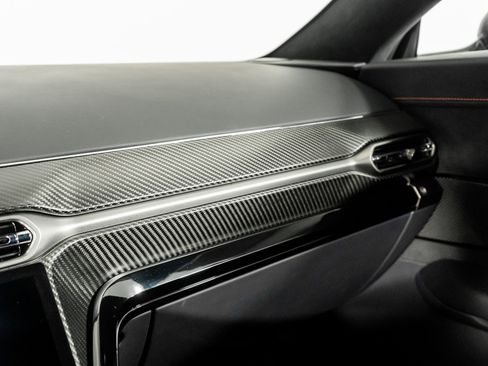 Used 2025 Aston Martin V8 Vantage Coupe image 32