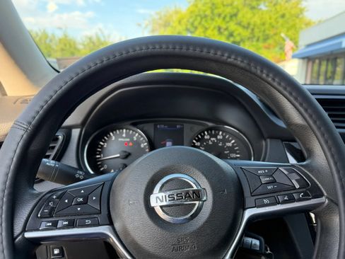 Used 2020 Nissan Rogue S FWD image 38