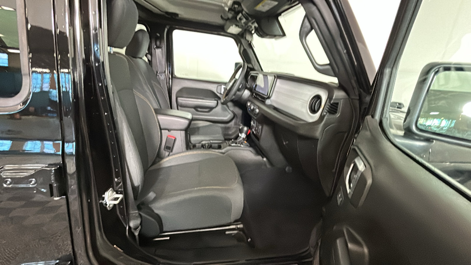 Used 2024 Jeep Wrangler Unlimited w/ Convenience Group AWD/4WD image 35