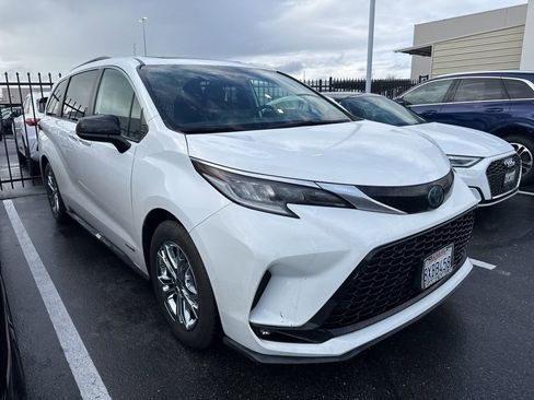 Used 2021 Toyota Sienna XSE w/ XSE Plus Package image 2