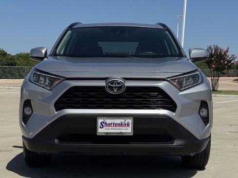 Used 2019 Toyota RAV4 XLE w/ Convenience Package FWD image 8