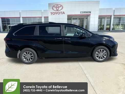 Used 2025 Toyota Sienna XLE image 6
