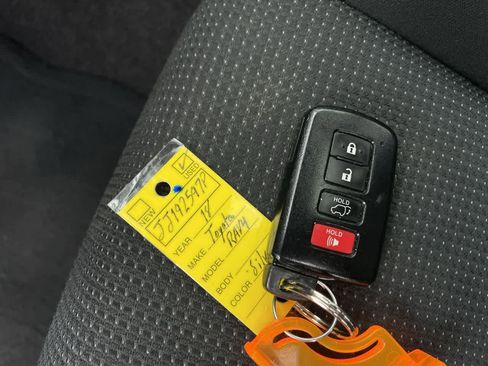 Used 2018 Toyota RAV4 XLE FWD image 29