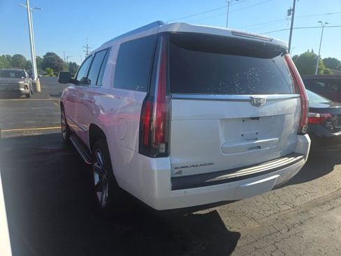 Used 2017 Cadillac Escalade Luxury AWD/4WD image 4