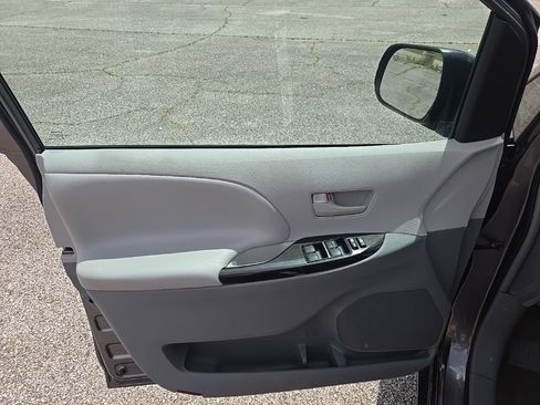 Used 2014 Toyota Sienna LE FWD image 15