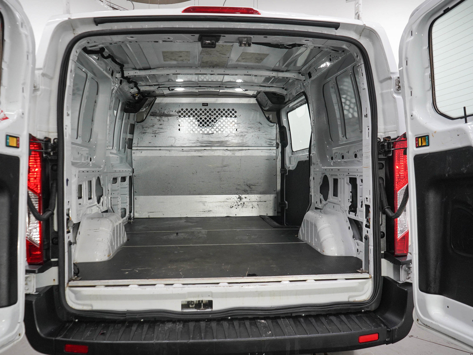 Used 2023 Ford Transit 250 Low Roof AWD w/ Exterior Upgrade Package image 9