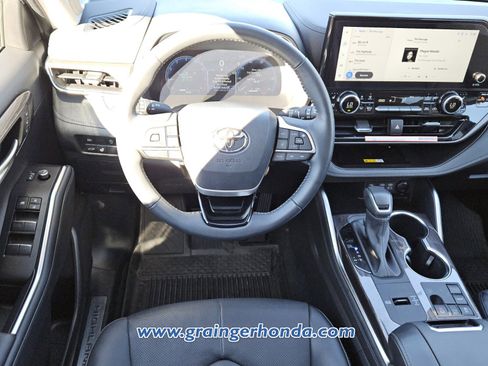 Used 2025 Toyota Highlander Limited image 12