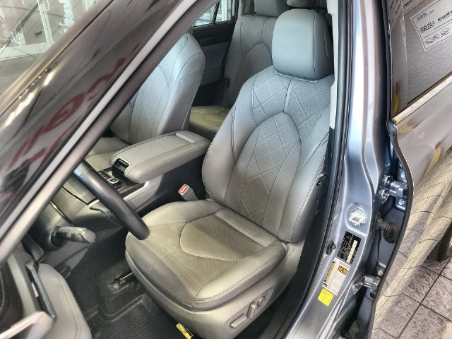 Used 2024 Toyota Highlander Platinum AWD/4WD image 11